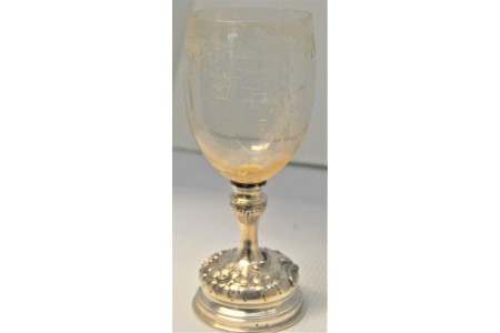 Conjunto de dois copos de vidro com gravados a ácido com relevos e bases em prata.